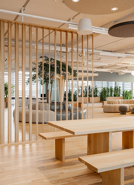 kontor fællesarealer med borde og bænke