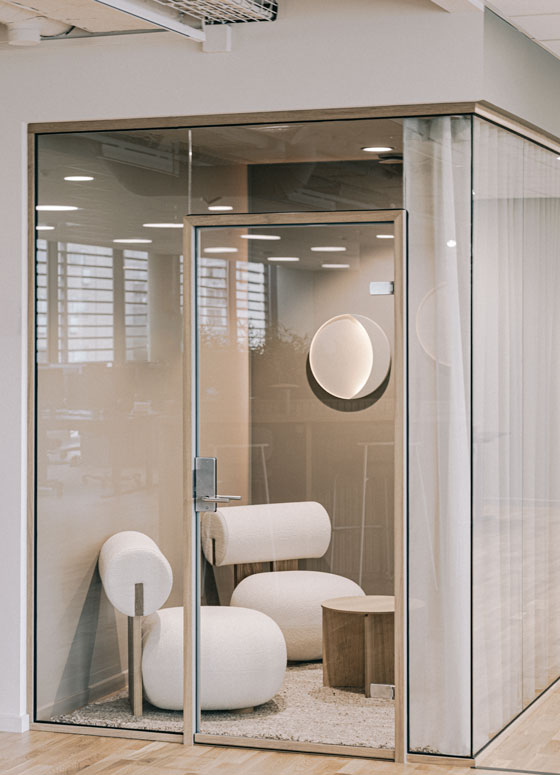 lydboks med lounge stole og sofabord