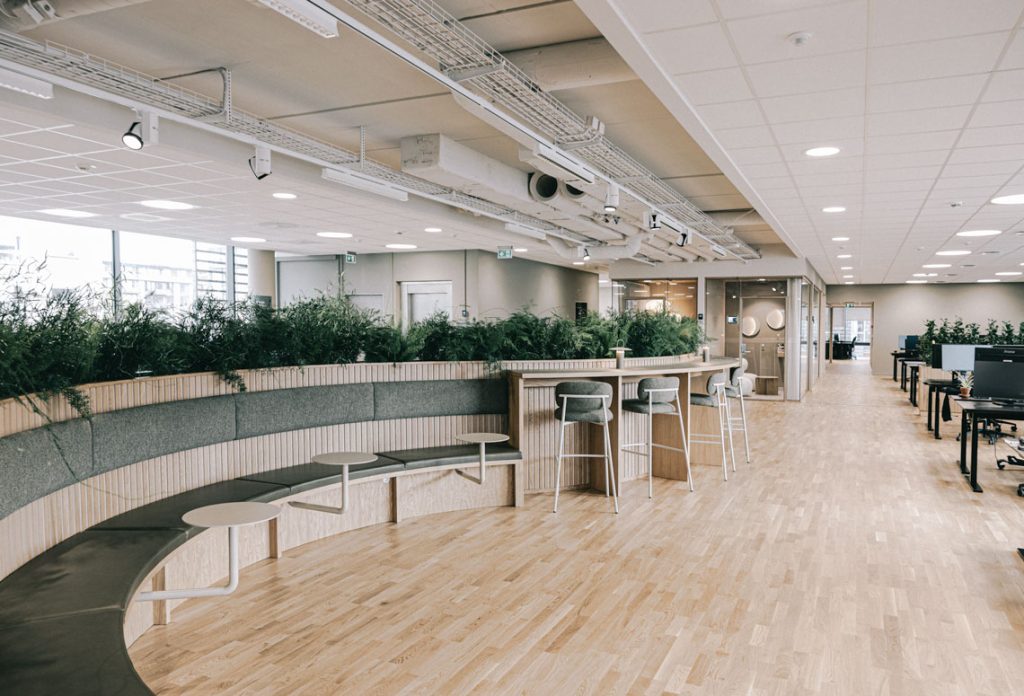 s-formet bænke og siddepladser