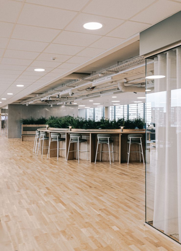 kontorfællesskab med individuelle pladser ved højbord med højstole