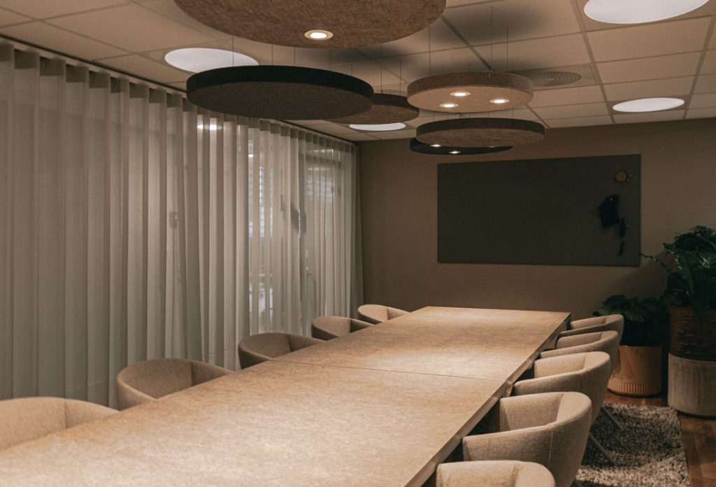 mødelokale med langbord og belysning