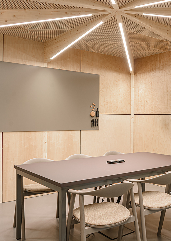 mødelokale med tavle og siddepladser