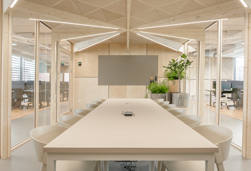 lyst mødelokale med glas