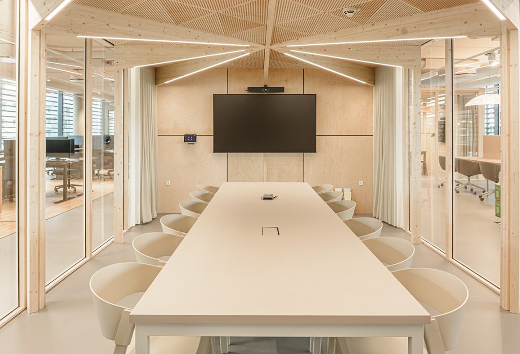 lyst mødelokale med glas og skærm