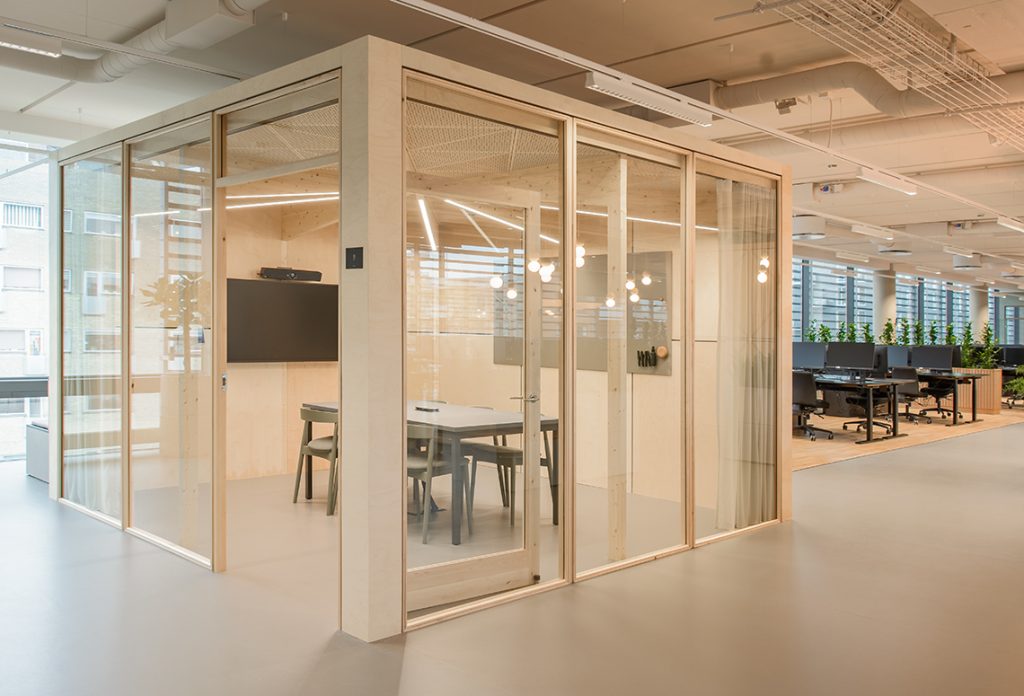 mødelokale indretning i åbentkontor fællesskab